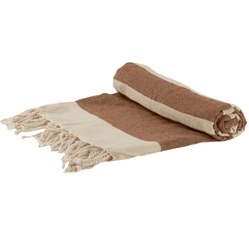 fouta marron roulée et bien présentée