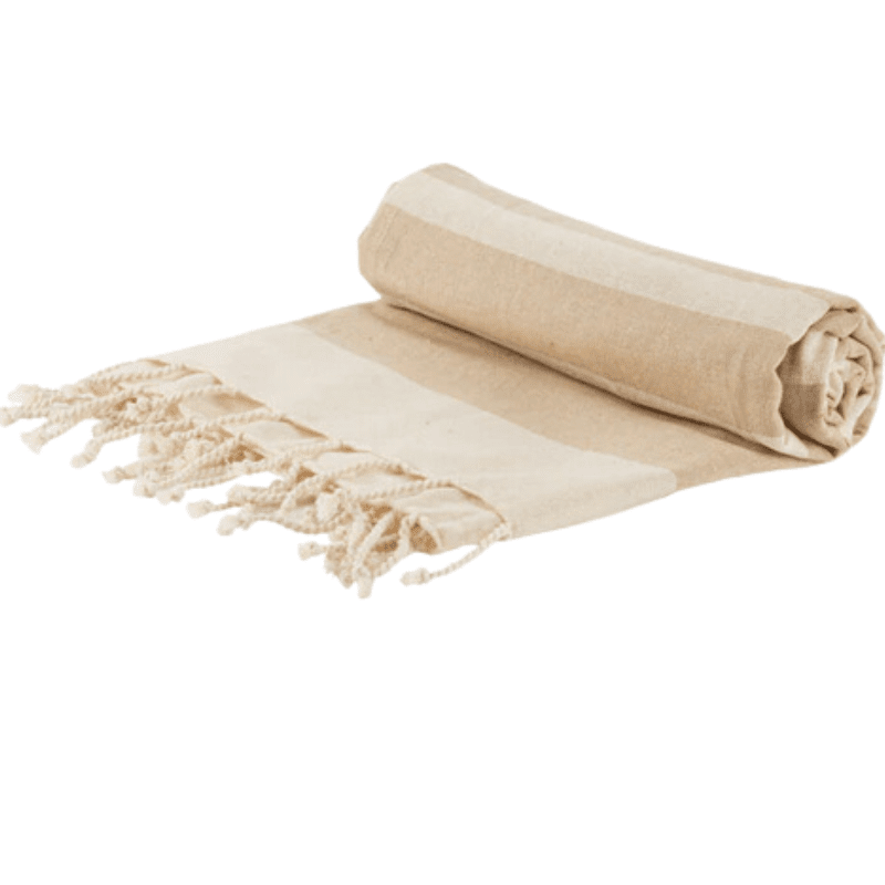 fouta beige roulée et bien présentée